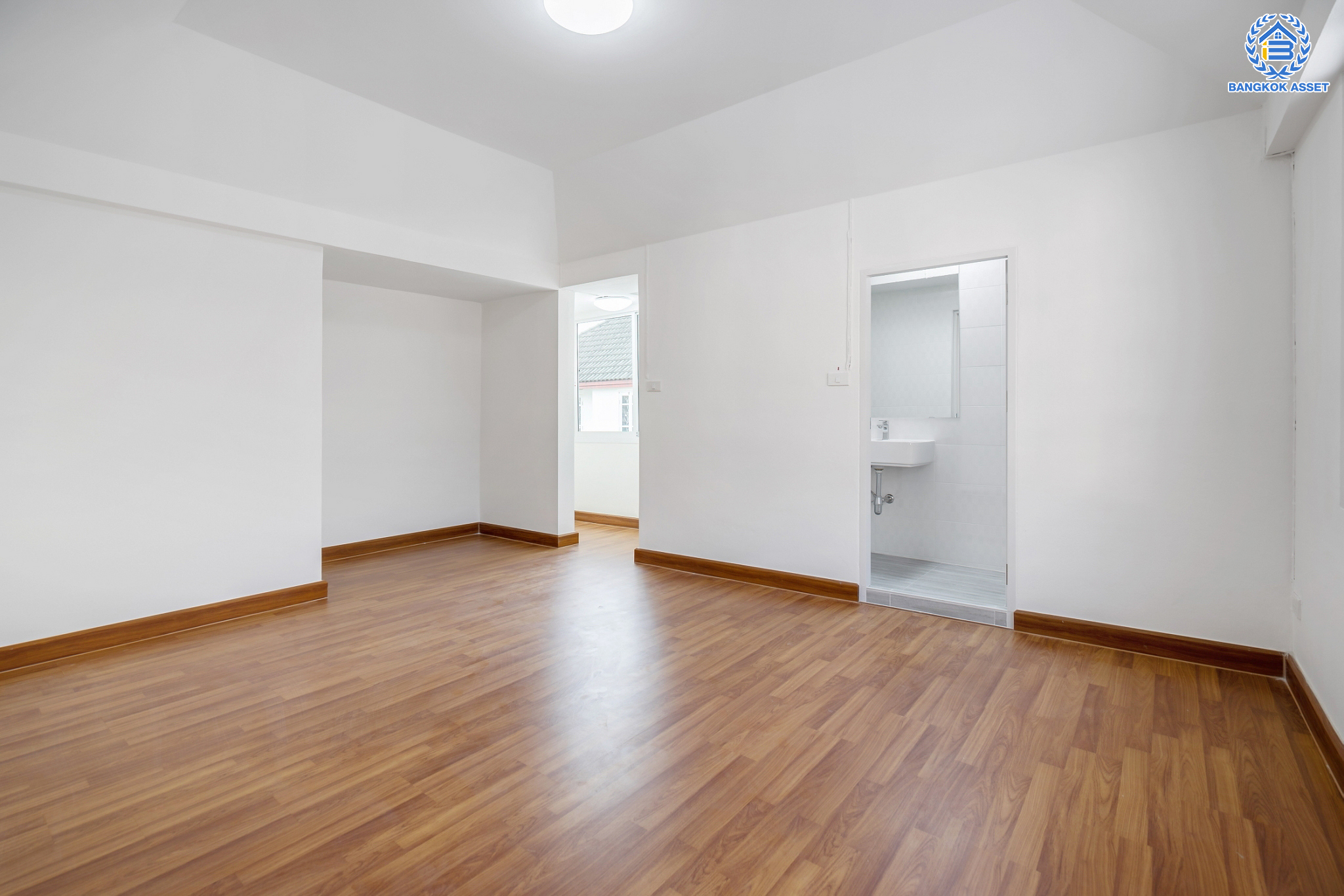 บ้านมือสองตกแต่งใหม่ ม.ดิเอมเมอรัลด์พาร์ค2 บางกรวย-ไทรน้อย เนื้อที่ 58.9 ตร.ว. ฟังก์ชัน 5 ห้องนอน 3 ห้องน้ำ 1 ห้องอเนกประสงค์ 2 ที่จอดรถ บนทำเลศักยภาพ เชื่อมสู่ถนนชัยพฤกษ์ เพียง 5 นาที ใกล้เซ็นทรัลเวสต์เกต และรถไฟฟ้าสายสีม่วง "สถานีบางพลู"...